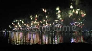 在阿布扎比，作为阿联酋国庆庆祝活动的一部分，壮观的烟花照亮了天空